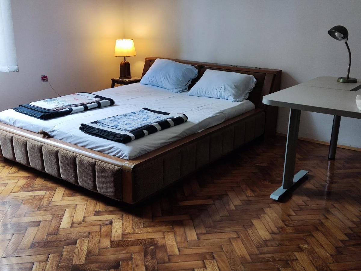 Vintage Apartment In The Center Of โนวีซาด ภายนอก รูปภาพ